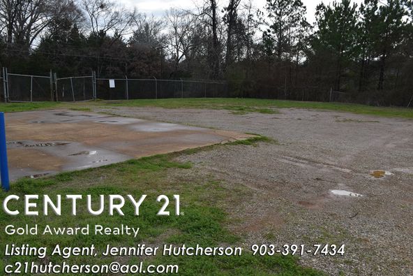 2233 W Point Tap Rd, Palestine, TX 75803